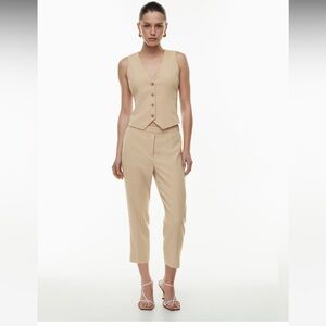 ARITZIA — Babaton —Conan Cropped Pant
Cropped crepe mid-rise trousers Beige